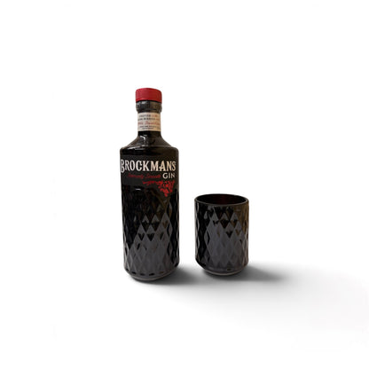 BROCKMANS GLASS accanto alla bottiglia Brockmans