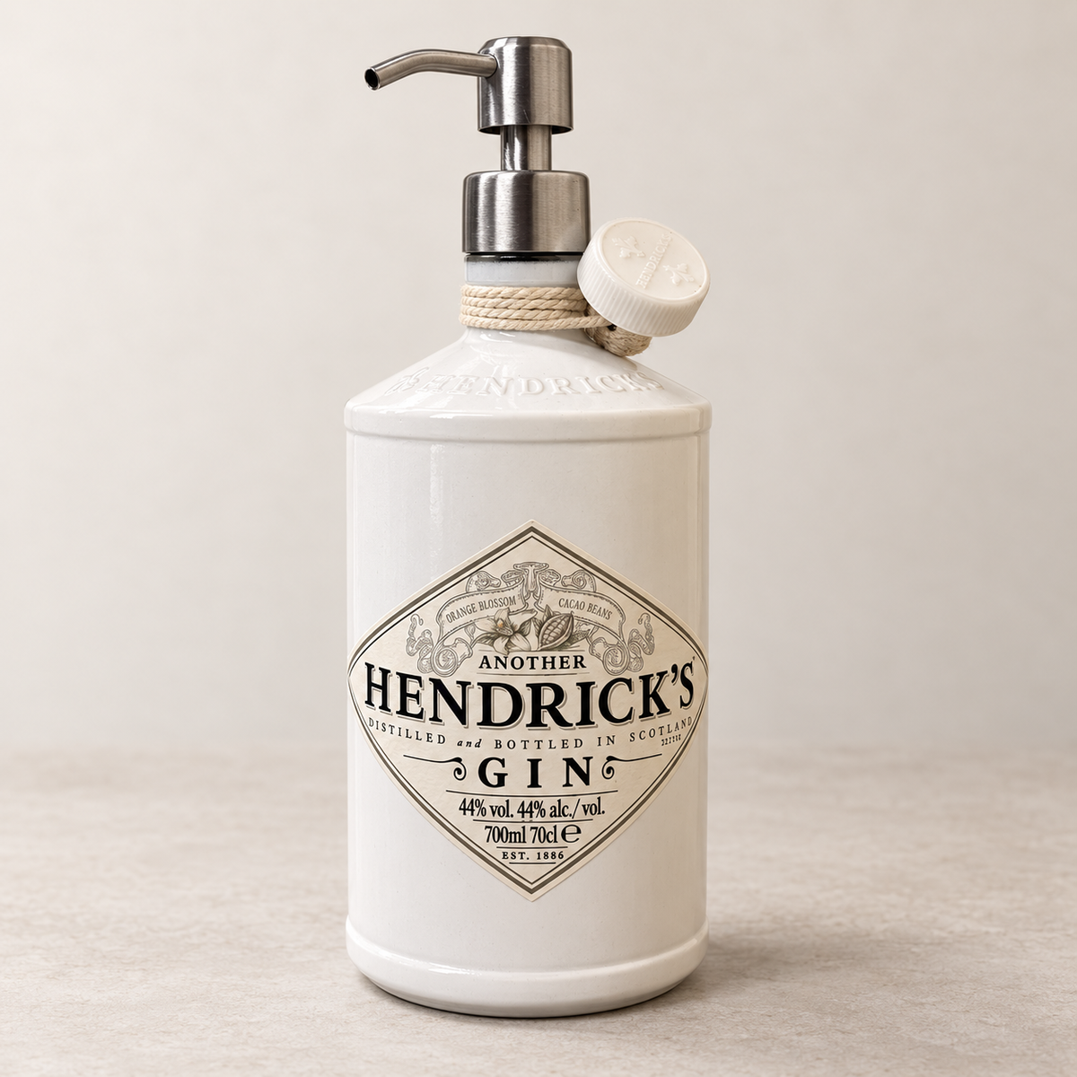 Dispenser Hendrick’s White ricavato da bottiglia